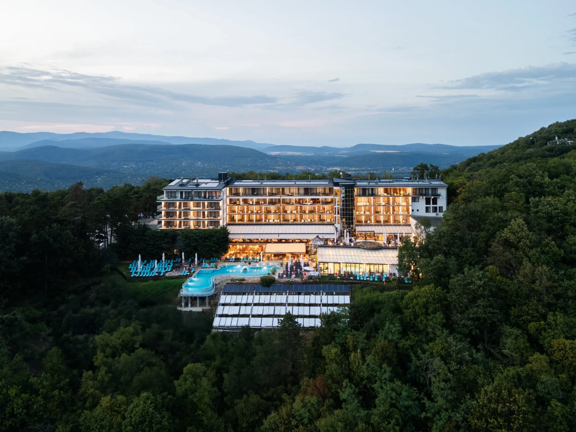 A Hotel Silvanus épülete és medencéje légifelvételen
